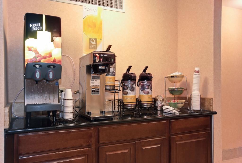 Quality Inn Brunswick Cleveland South Buitenkant foto