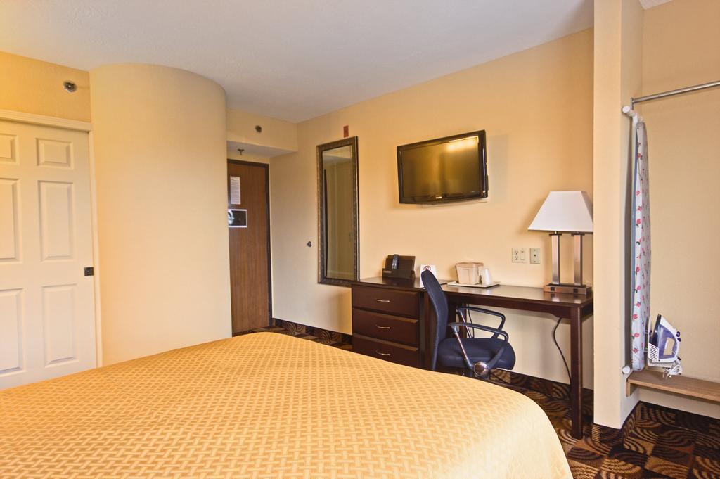 Quality Inn Brunswick Cleveland South Buitenkant foto