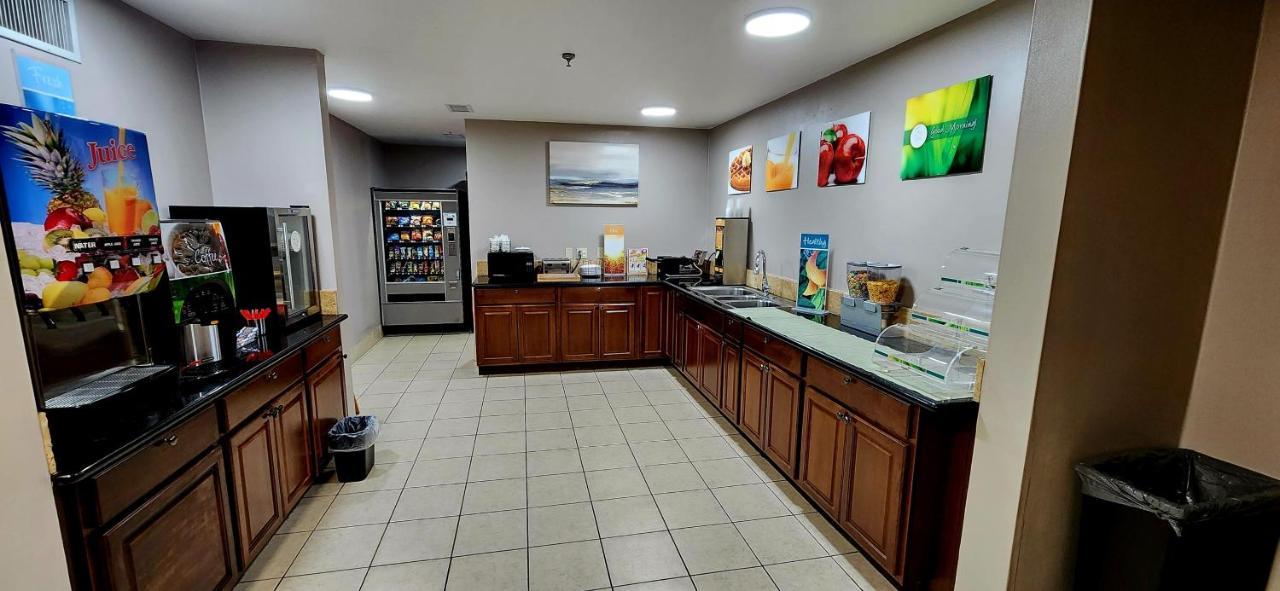 Quality Inn Brunswick Cleveland South Buitenkant foto